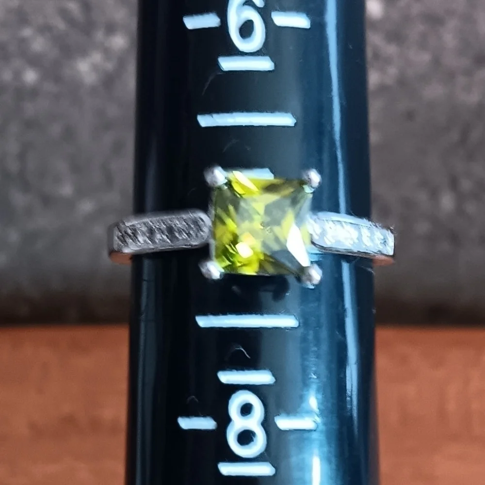 S925 Silver Synthetic Peridot Rhinestone Accent Ring